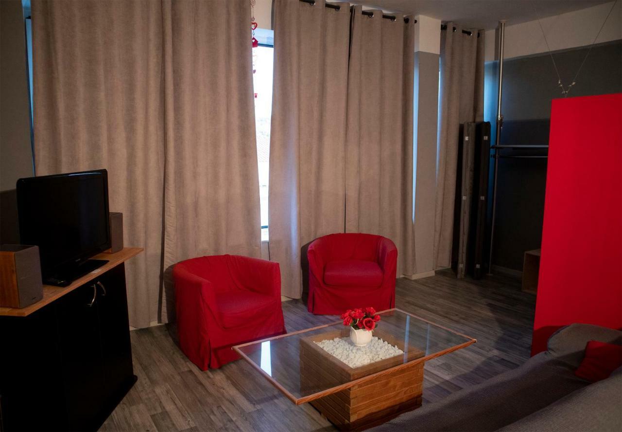 Apartament Red Grey Loft Ateny Zewnętrze zdjęcie